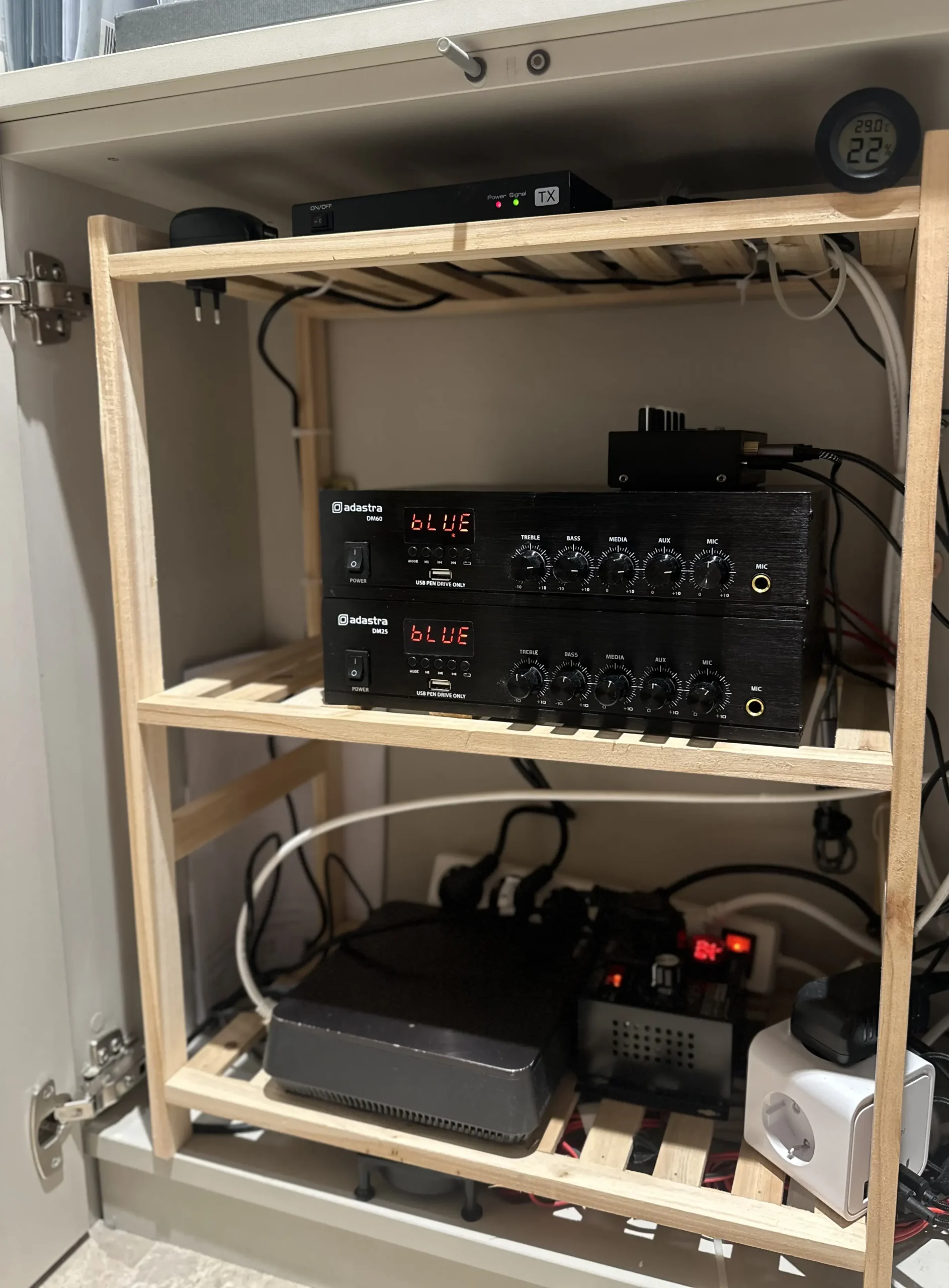 Teléfono con pintalabios encima