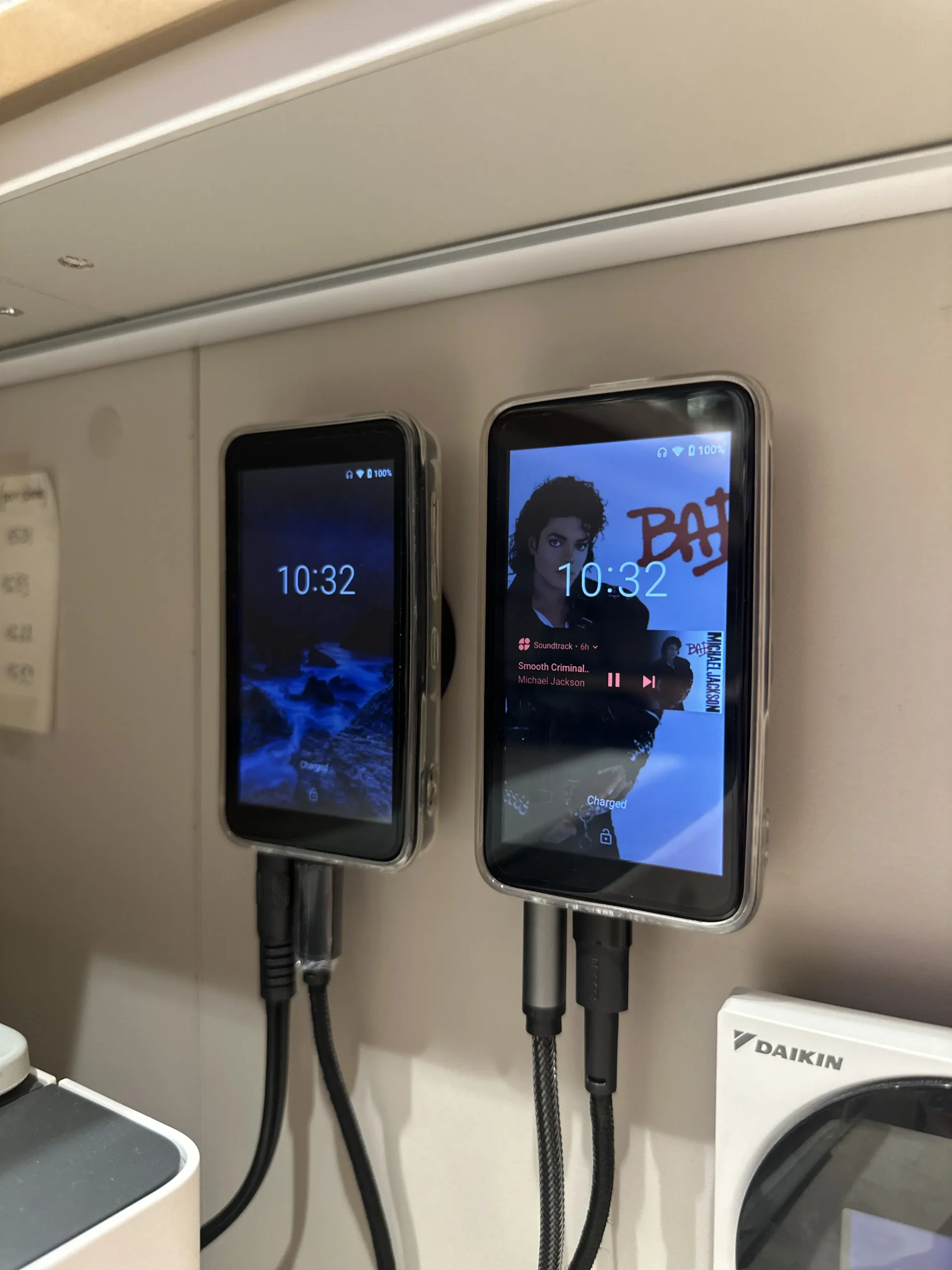 Teléfono con pintalabios encima